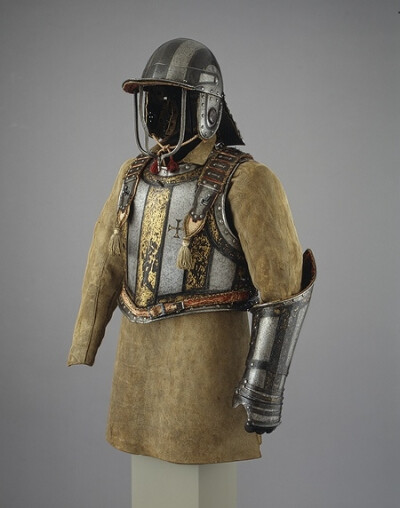 Harquebus Armor of Pedro II, King of Portugal, ca. 1683 大约1683年间的葡萄牙国王佩德罗二世的盔甲 产地：英格兰 材质工艺：钢铁、雕刻、镀蓝色、镀金