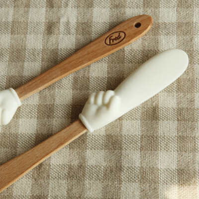 喝酸奶可以用到~~榉木手柄耐高温手指造型硅胶刮刀