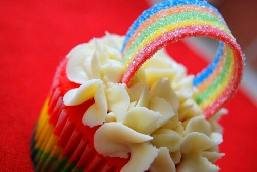 mulatto diaries on we heart it / visual bookmark #13350062 Cupcakes-rainbow-cupcake-with-rainbow-candy-on-top_large