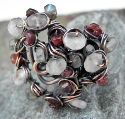 石榴石。水晶。戒指。