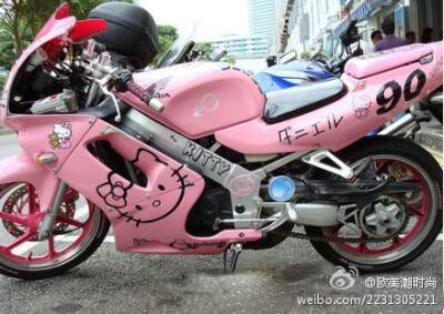 HELLO KITTY 也有摩托车啊？