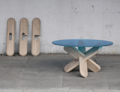 简易小桌子，用了中国木质古建筑的卯榫原理，方便拆卸，节省了空间。