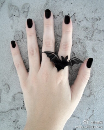 哥特风格的蝙蝠戒指，再涂上黑色的指甲油，帅气又特别～