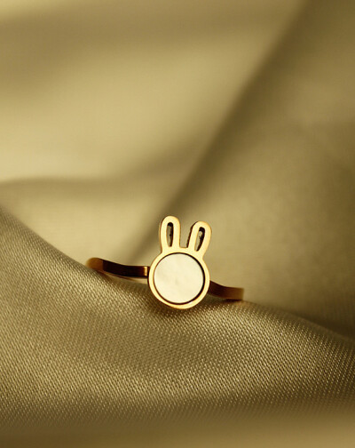 新款 镀14K金 贝壳小兔子 戒指。小指戒