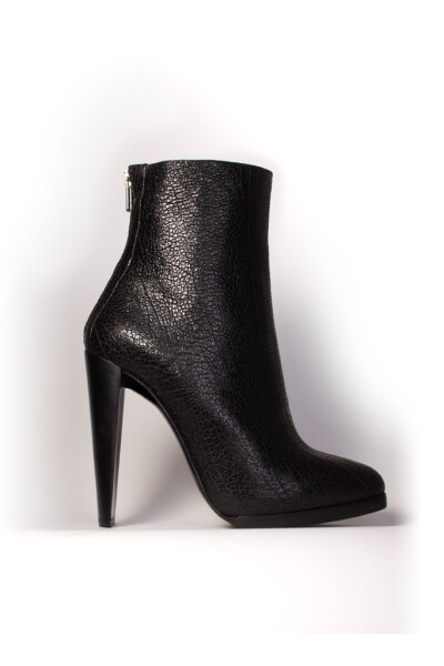 好喜欢这个bootie (Phillip Lim_2011 Fall)~~