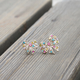  不对称彩钻蝴蝶结款耳钉。一条路走的太久难免会感到疲惫。