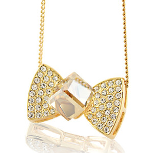 优雅蝴蝶结水晶项链。可以佩戴在胸前的美丽。