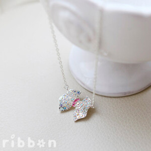 彩色镶钻大蝴蝶结项链。寻找简单的生活。