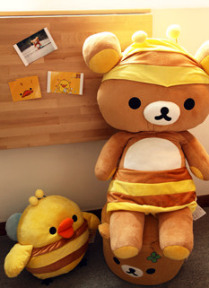 日本san-x 蜜蜂轻松熊 人形超大熊抱公仔 还有小蜜鸡！