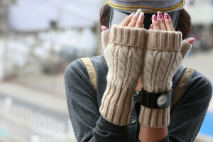 秋至，渐凉，可知我温暖的等候。                 半指毛线手套 羊毛手套