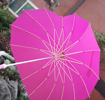  浮游雨中浪漫心型雨伞
