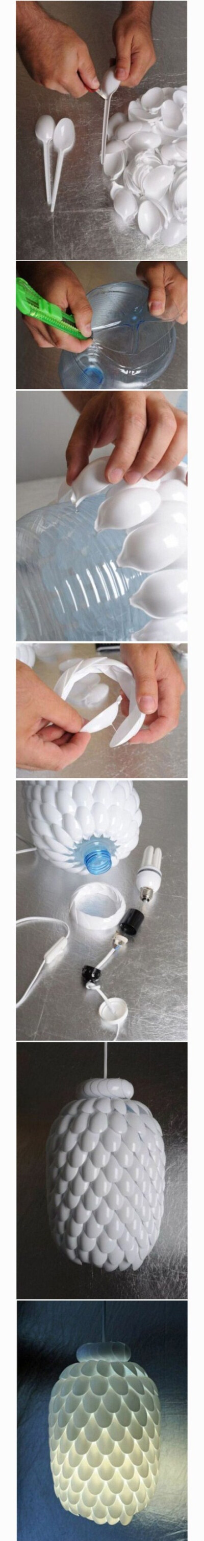 【DIY一个漂亮的吊灯~】用1堆白色塑料勺子+1个大号矿泉水瓶+白炽灯泡+带线开关等材料制作的吊灯，造型看上去还不错~