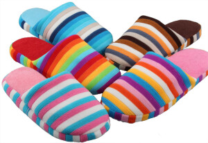 彩虹条纹防滑毛巾料居家情侣棉拖鞋。让家里也挂满彩虹。