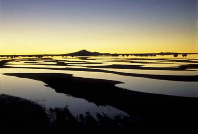 守一座空城等一个故人 玻利维亚乌尤尼盐湖乌尤尼盐湖是世界上最大的盐湖每年冬季，乌尤尼盐湖都会被雨水注满，形成一个浅湖；而到了夏季，湖水干涸，便留下一层以盐为主的矿物硬壳。最佳旅游时间是六月，那时候，盐…