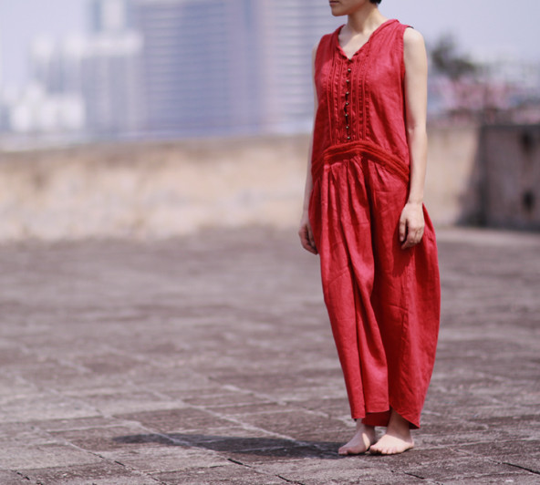 亚麻暗红连身裙显瘦