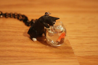 这个项链做得好精细~ 赞一个Kitty cat is playing with goldfish in a fish by lepetitebonbon