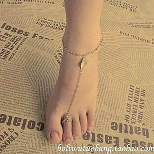 第一次见到脚链和脚戒指连着的。。。