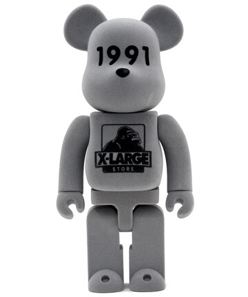 日本知名玩具公司MEDICOM TOY与知名潮流品牌X-LARGE联名推出的X-LARGE x BE@RBRICK 400%。