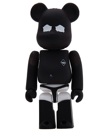 日本玩具公司MEDICOM TOY与新加坡Surrender联名推出的Surrender Bearbrick 400％+100%。