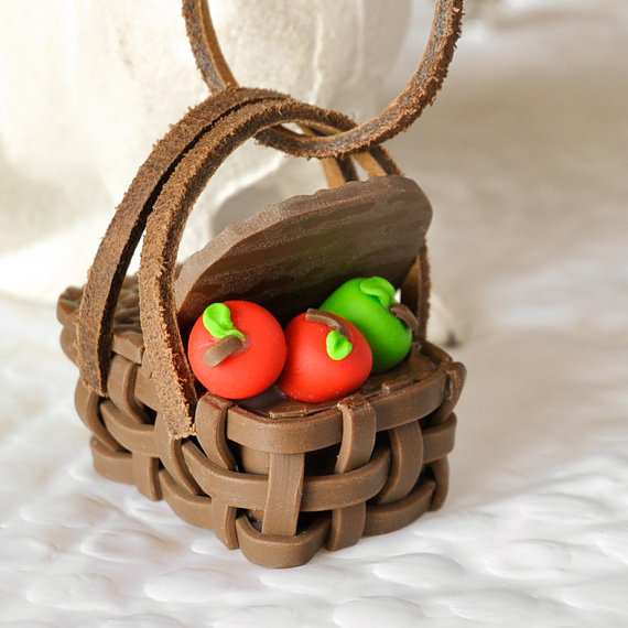 Apples Picnic Basket Necklace Alfresco in Woven by CreaShines