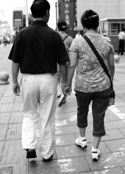 爱情有着巧妙的魔力，它使一个人为另一个人所倾倒。（瑟伯与怀特）