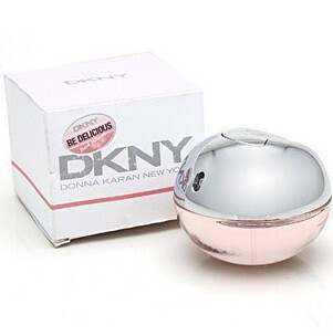 全球最受歡迎的系列香氛之ㄧ。DKNY Be Delicious蘋果系列香氛。全新Fresh Blossom粉戀蘋果。採用經典的銀色上蓋蘋果瓶身。玻璃瓶身映射出令人想起蘋果花的粉色細膩香水。白色外紙盒搭配白色素描花卉圖樣。並以銀色的DKNY品牌logo加以點綴。展現活潑耀眼的可愛特