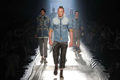 White Mountaineering 2012 Spring/Summer<a class='shortlnk' href='/s/1ce2c4430d80a99d' target='_blank' title='http://www.kidulty.com/news/id/news/17711'>http://duitang.com/s/1ce2c4430d80a99d</a>