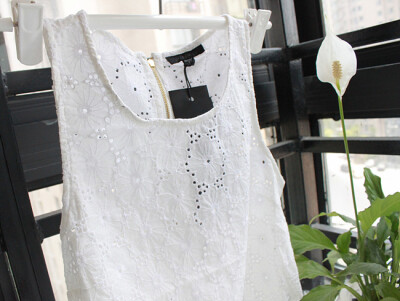 意大利PINKO原单 纯棉气质镂空花朵背心，喜欢镂空的衣服