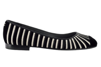 Chanel 2011-12秋鞋履系列将男鞋元素融入到女鞋设计中，呈现出雌雄同体的新态度。黑白条纹拼接出经典的法式风情