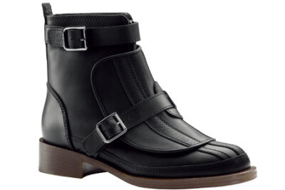 Chanel 2011-12秋鞋履系列将男鞋元素融入到女鞋设计中，呈现出雌雄同体的新态度。经典款式的黑色小短靴