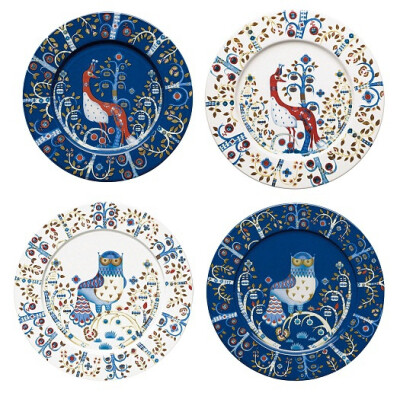 一反常态的简约风格，芬兰Iittala的Taika餐盘这一次采用了繁复的装饰，沙色与深蓝色的组合也是新的尝试。圆形餐盘上绘制出麋鹿、猫头鹰和花朵植物的图案，几乎是北欧童话的色彩。