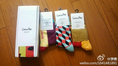 罗燕的微博：秋天来了，找出来@CottonPop 的彩色袜子，颜色好萌，大爱~感谢@趣玩网周品 老大