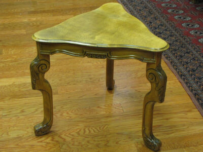 Oak Tri-Corner Hand Carved Side Table from timelessantiques on Ruby Lane 橡树三角手工雕刻茶几