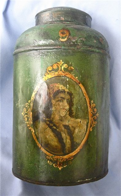 Large Antique Green Figural Tea Tin 表面的女孩子相片很有趣