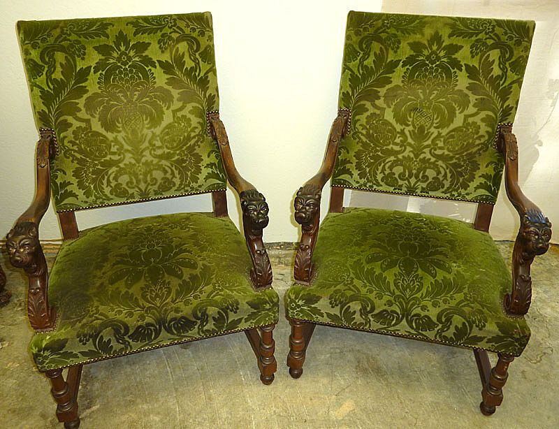 Pair of 19th century carved walnut armchairs with lion heads 绿色雕花椅子，是我们2666图书馆的椅子的繁复版