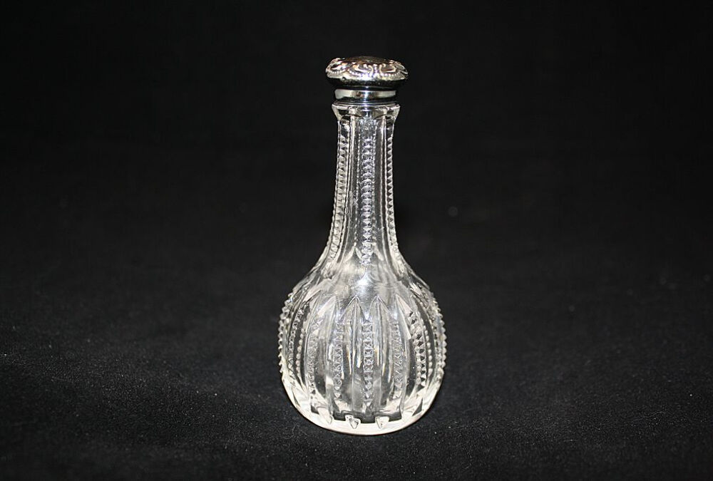 Beautiful Little Victorian Cut Glass and Sterling Perfume Bottle 好精致的香水瓶