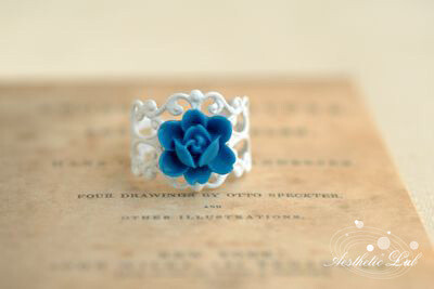 白色镂空古典蓝花朵戒指