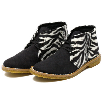 日本平价潮流品牌HARE推出的Zebra Desert Boot。拥有Hi-End Style但价格却十分亲民的HARE，一直以来受到众多潮人们的追捧。此款Zebra Desert Boot采用了经典的沙漠靴款设计，并在版型部分更是以较为窄身来修饰脚型，鞋身表面为黑色，鞋帮