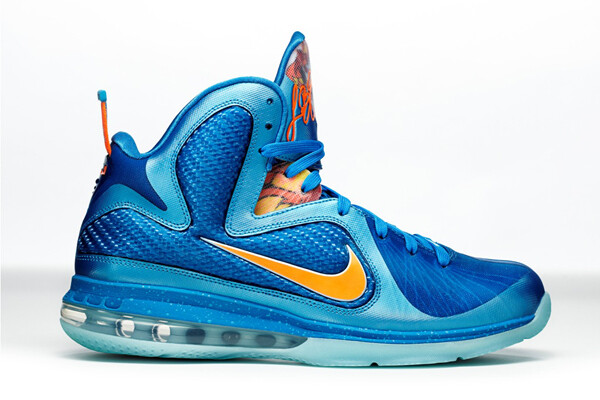 大胆突破，极致燃烧—LEBRON 9中国版正式发布<a class='shortlnk' href='/s/1ce2ce44382a3845' target='_blank' title='http://www.kidulty.com/news/id/news/17823'>http://duitang.com/s/1ce2ce44382a3845</a>