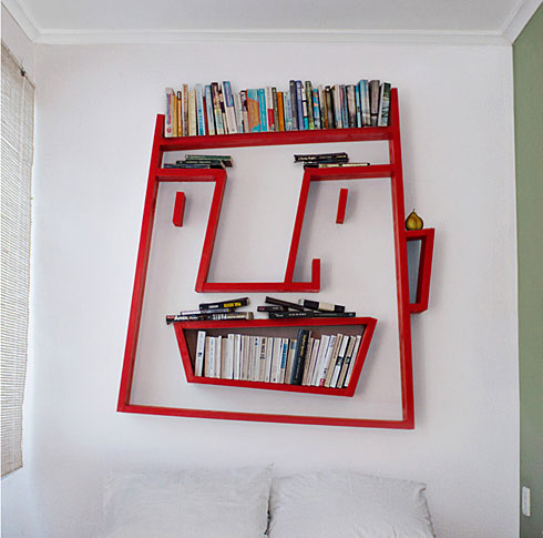 【囧脸书架：The Face Shelving】：来自设计师Alexi Mccarthy的创意，囧脸书架（The Face Shelving），将书架做成了一张挤眉弄眼的脸——最好玩的地方在于，你可以用书来装扮这张脸，给它加上牙齿、胡子、眉毛和头发~