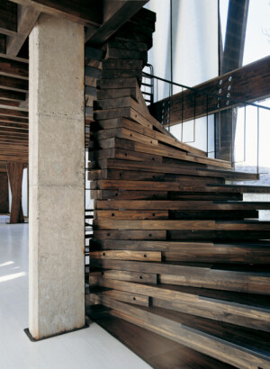 又一个超有设计感的楼梯，像琴键一般地自由旋转直上。