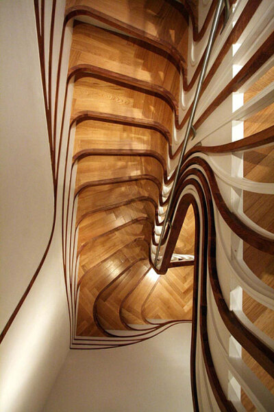 【史上最凌乱的木头楼梯】：这是工作室Atmos Studio带来的一款非常有创意的木头楼梯，位于伦敦，大量而又大胆的曲线使用，让整个楼梯呈现出一种狂放的运动感，如同暴雨中那些不羁的柳条，肆意抽打着狂风……但是配上…