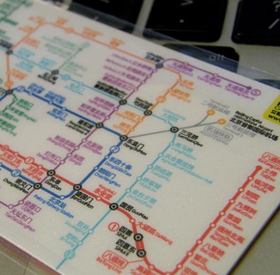 公交卡贴 地铁图贴纸 上海版 - 這款地鐵線路圖的卡貼非常實用，你只要把它貼在你經常使用的公交卡上面。那麽你還需要為找換乘站而費勁盯著看地鐵上的路線圖嗎？而包裝也非常富有設計味道，還很有趣的畫了使用說明的插圖。這款產品現有上海、北京、廣州和深圳版本