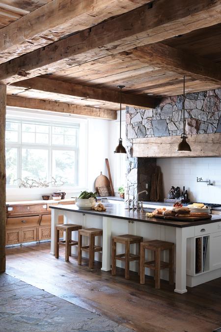 木质吊顶的厨房。