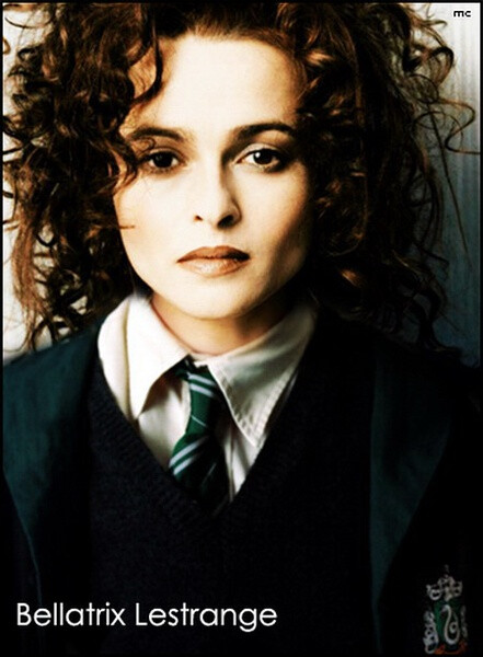 Helena Bonham Carter 她是《哈利波特》中伏地魔的忠实奴仆；她是《爱丽丝梦游仙境》中的红皇后；她是《国王队演讲》中的伊利莎白；她是《吐司》里厨艺高超的继母...她是百变女王，把角色扮演得游刃有余，游走于剧情的风口浪尖。