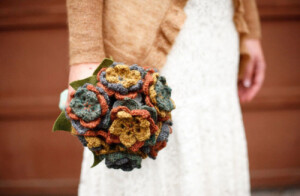 手钩花的新娘花束，很特别噢。