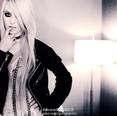 【Gossip Girl】Taylor Momsen 烟熏、柳钉，金发， 皮夹克 ，酷酷的摇滚明星。