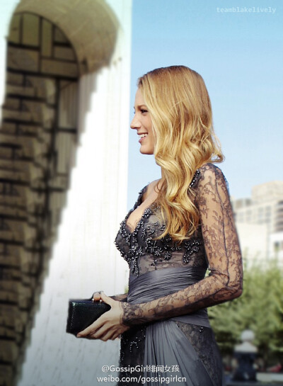 【Gossip Girl】里的 Serena van der Woodsen 蕾丝礼服 金发美女，赏心悦目。