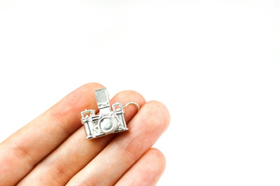 The Shutter Piece Pendant 相机项链