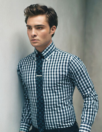 【Gossip Girl】英国演员Edward Westwick 是一颗冉冉升起的新星。青色格子长袖衬衫，同色系不规则形图案的领带，浅棕色发型，立体深邃的五官，一股浓浓的英伦风。